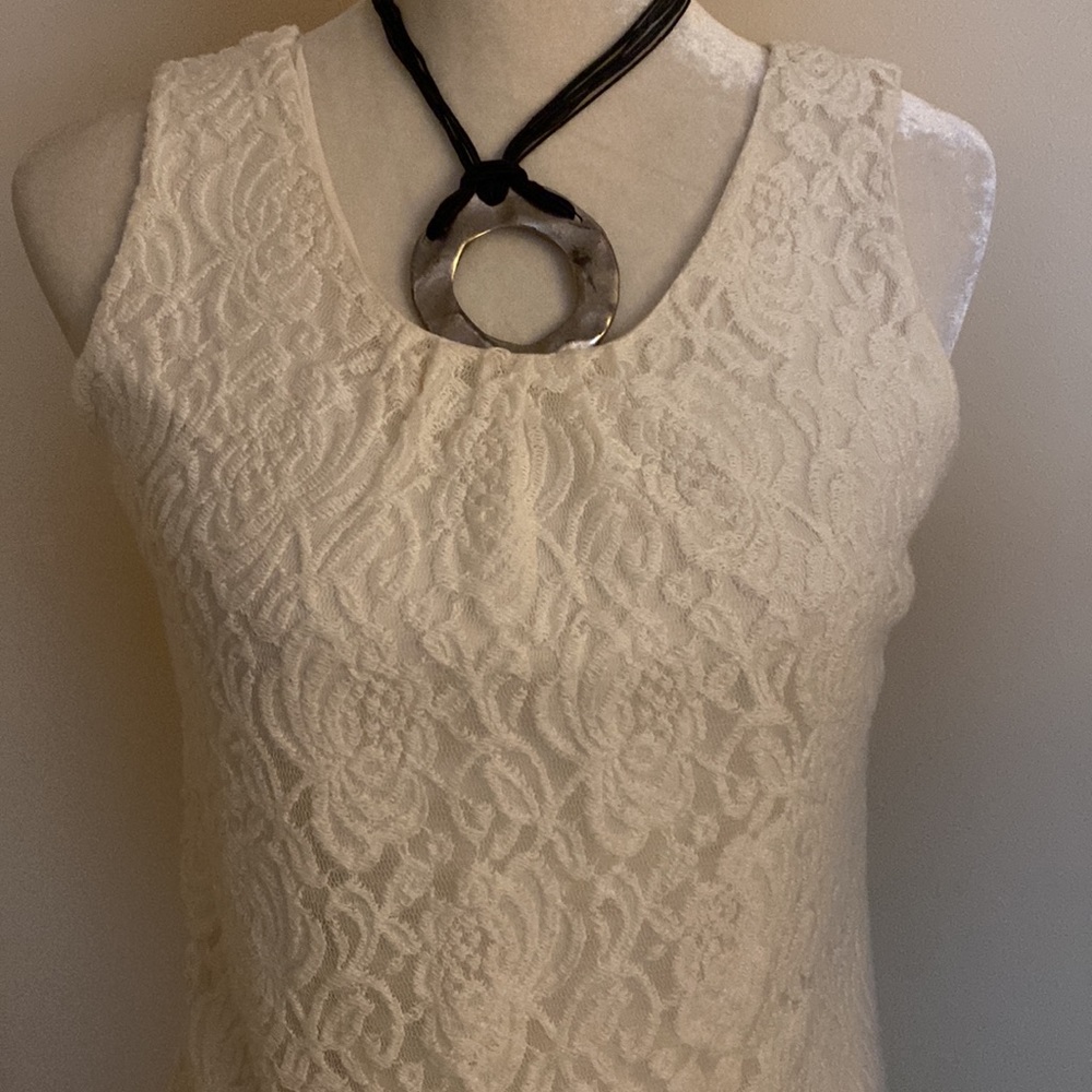 Chicos ecru lace with V shaped bottom - Picture 2 of 3
